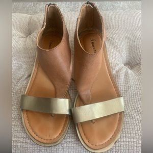 Bare Traps low wedge sandals sz 8